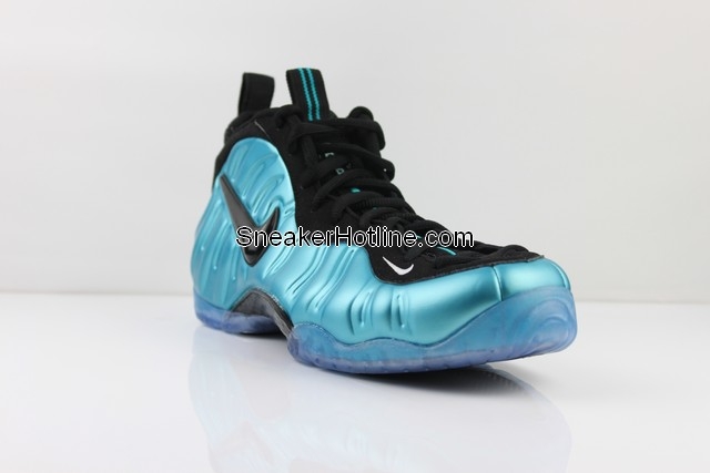 foamposite pro black and white