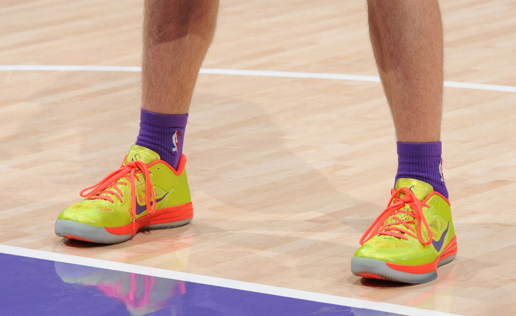 Steve Nash wearing Nike Lunar Hypergamer Low Christmas PE (1)