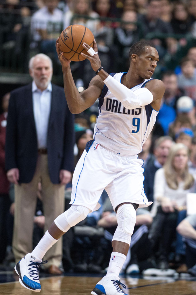 Rajon Rondo wearing ANTA RR2 White/Blue (1)