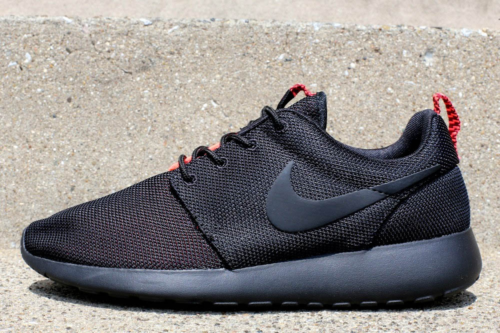 nike roshe run all black