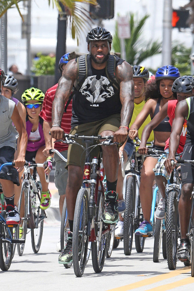 LeBron James wearing Nike LeBron XI Parachute Gold (10)