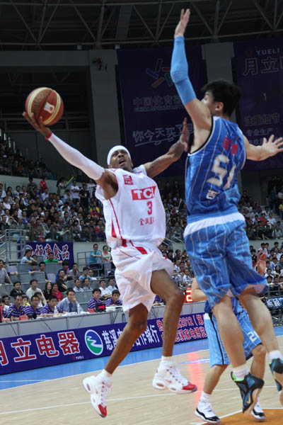 Allen Iverson wearing Reebok Question White Red (10)