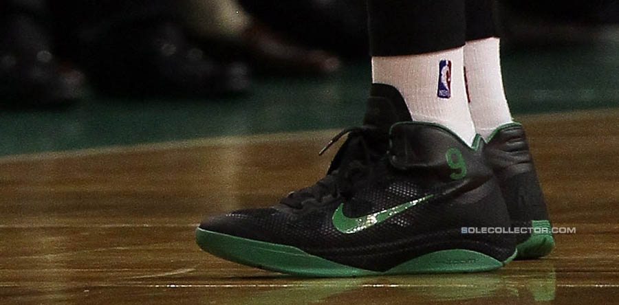 Keyon Dooling wearing Rajon Rondo's Nike Shoes (1)