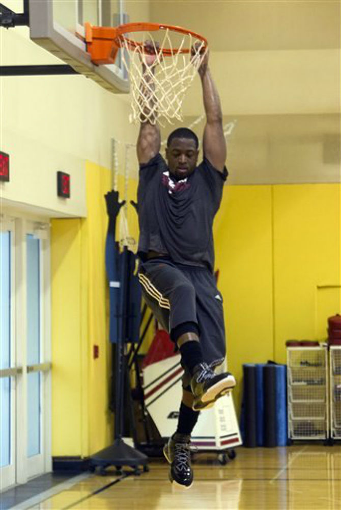 Dwyane Wade wearing Li-Ning Shoes (4)