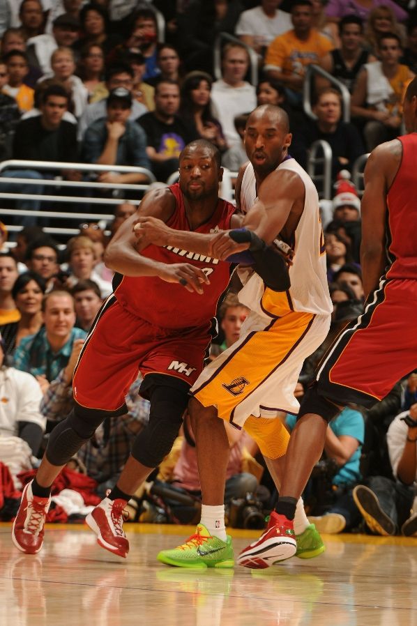 Dwyane Wade wearing the Air Jordan 2011; Kobe Bryant wearing the Nike Zoom Kobe VI