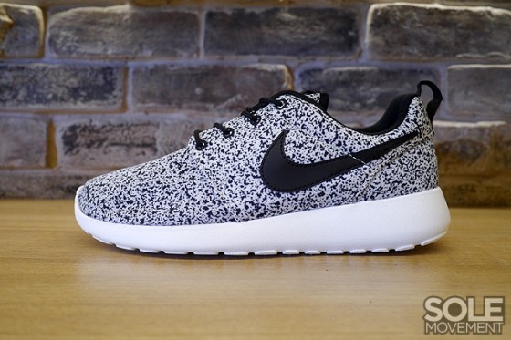 roshe run black white