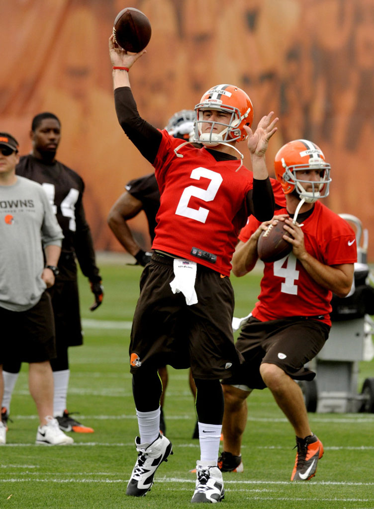 Johnny Football Manziel wearing Air Jordan VI 6 Cleats (3)