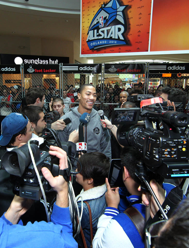 Curso de colisión Parpadeo vamos a hacerlo Photos // adidas & Derrick Rose Stop by Foot Locker at Florida Mall | Sole  Collector