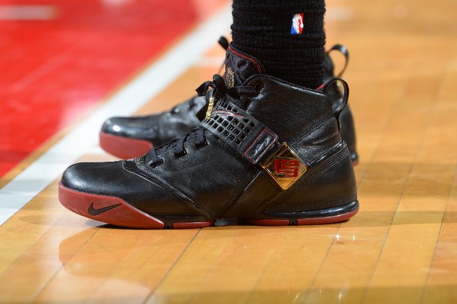 Johnny O'Bryant wearing Zoom LeBron V 5 Black/Crimson (2)