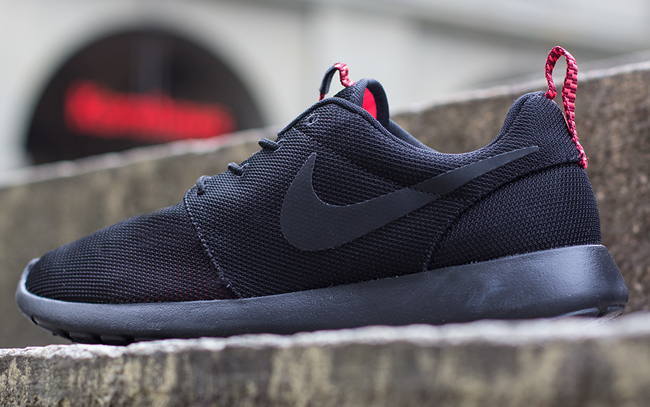 nike roshe run black and red