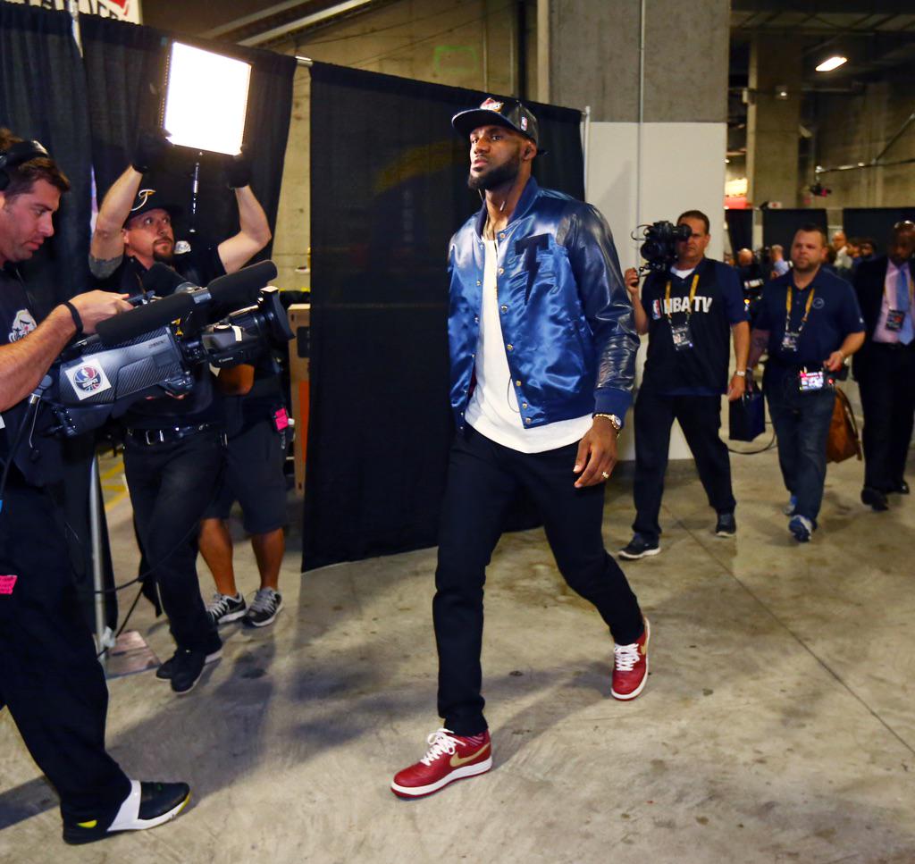 lebron james wearing air force 1