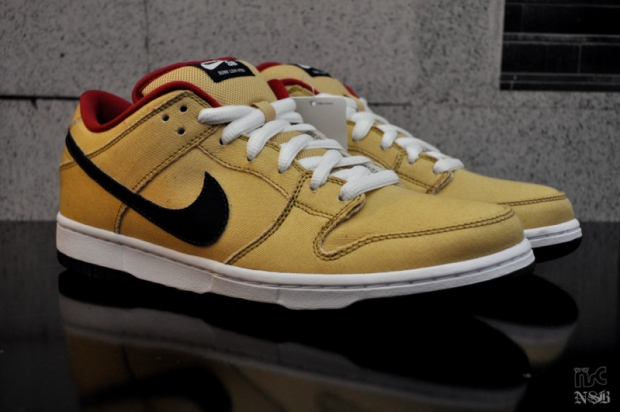 nike dunk gold