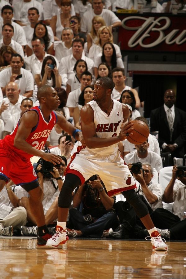 Dwyane Wade debuts Jordan Fly Wade PE