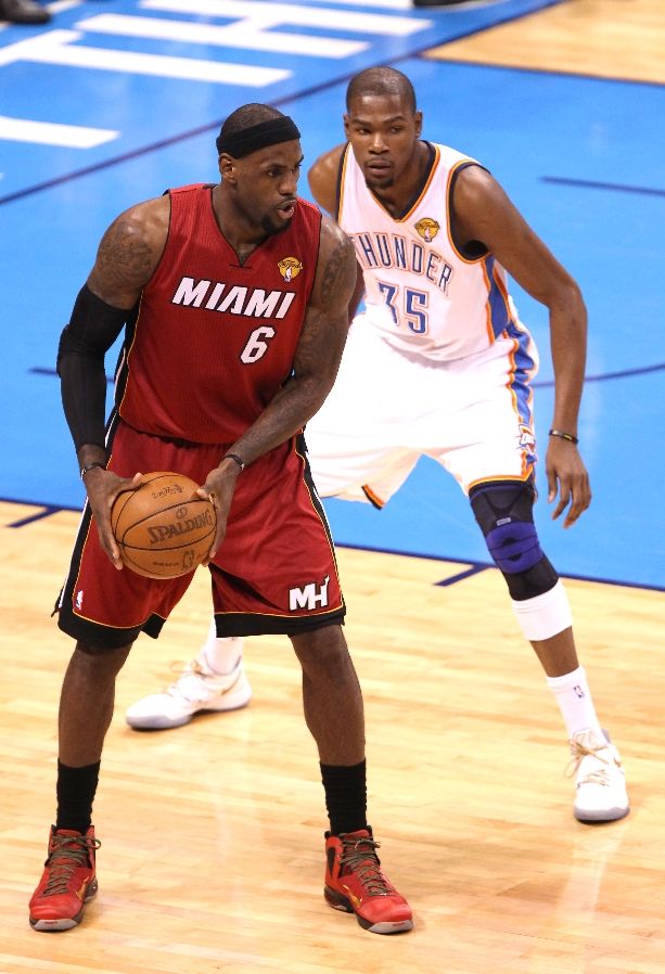 lebron james wearing lebron 10 elite