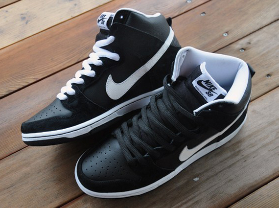 Black and white discount nike sb dunks high