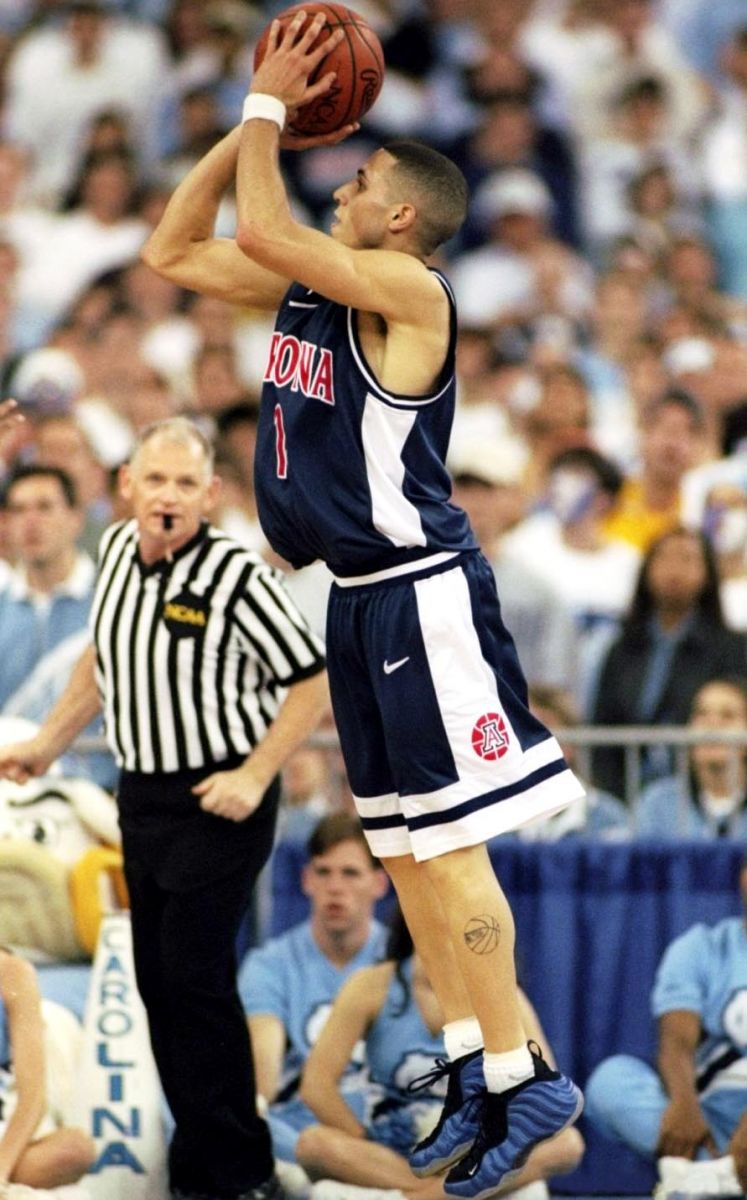 NCAA Kicks Retro: The Story Of Mike Bibby Being The Only One Brave Enough  To Debut The Nike Air Foamposite One •