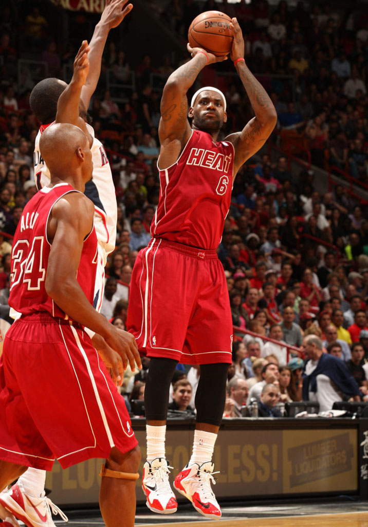 LeBron James Posterizes Paul Millsap in PE Nike Lebron (2)