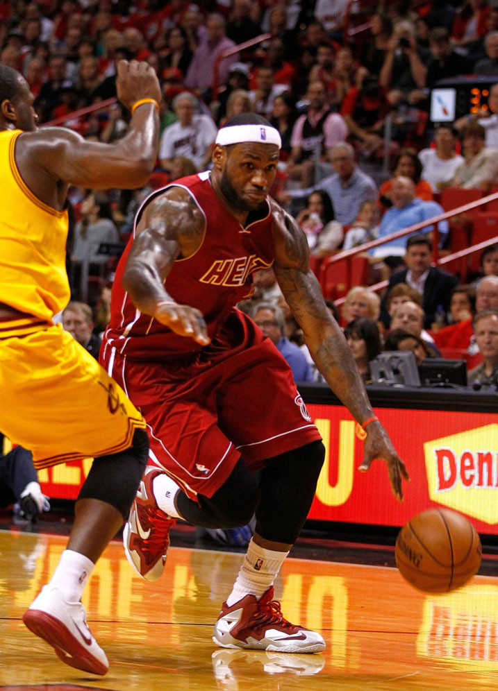 LeBron James Wears Nike LeBron 11 Red/Silver PE (3)