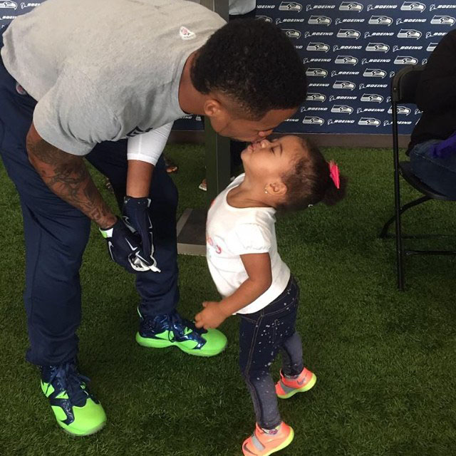 Earl Thomas wearing Air Jordan VI 6 Seahawks Turf Pe