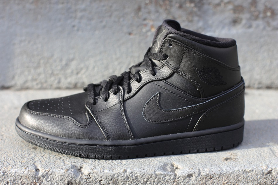 all black air jordan 1s