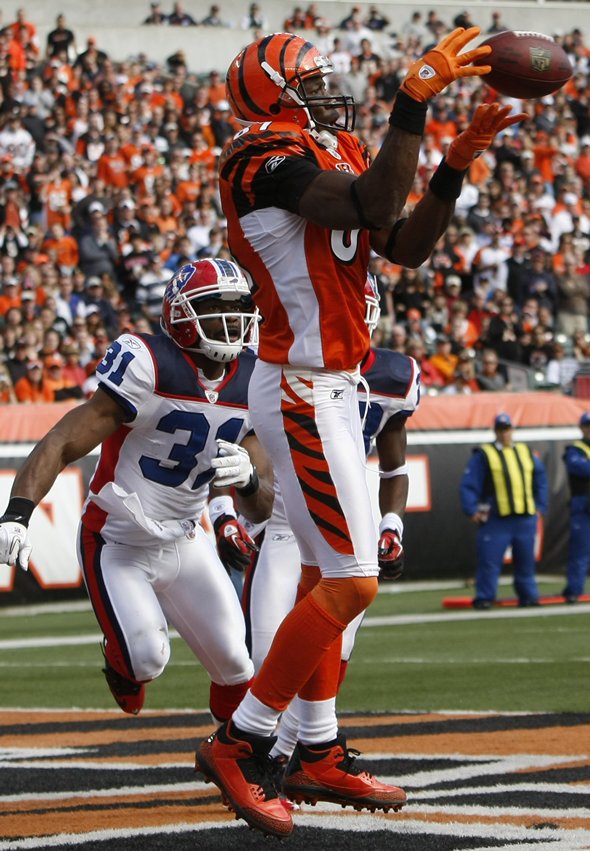 Terrell Owens Breaks Out Orange Air Jordan 3 PE Cleats Against Bills