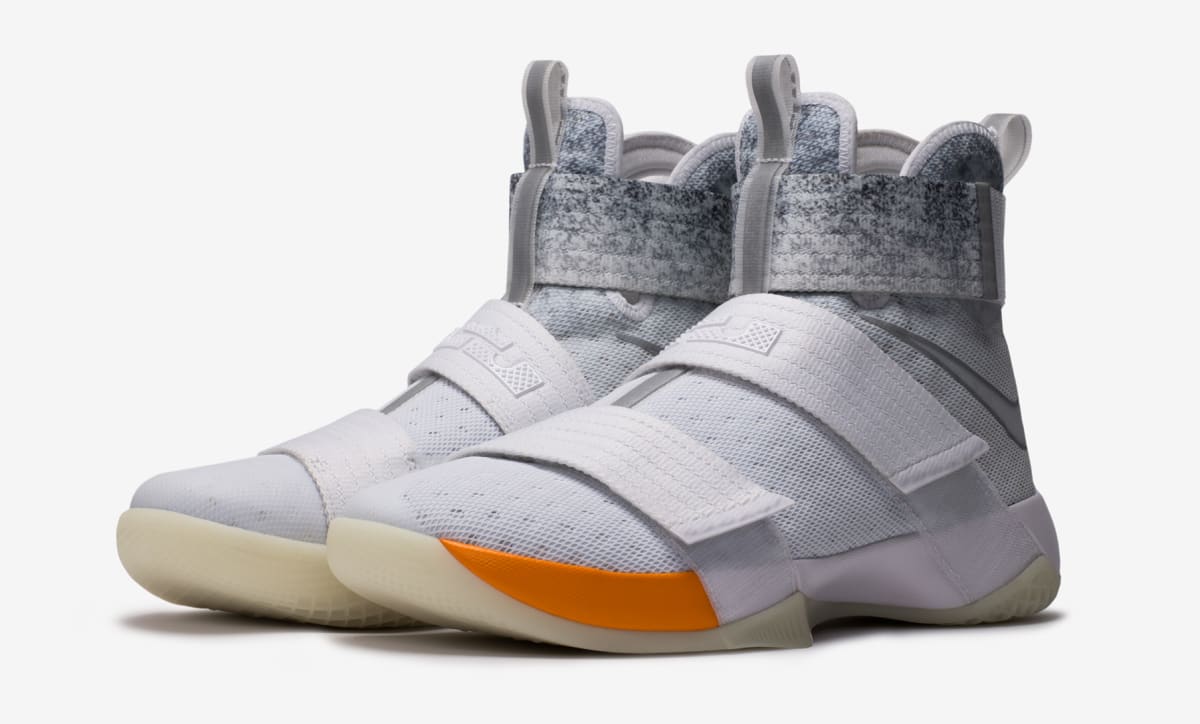 john elliott lebron on feet