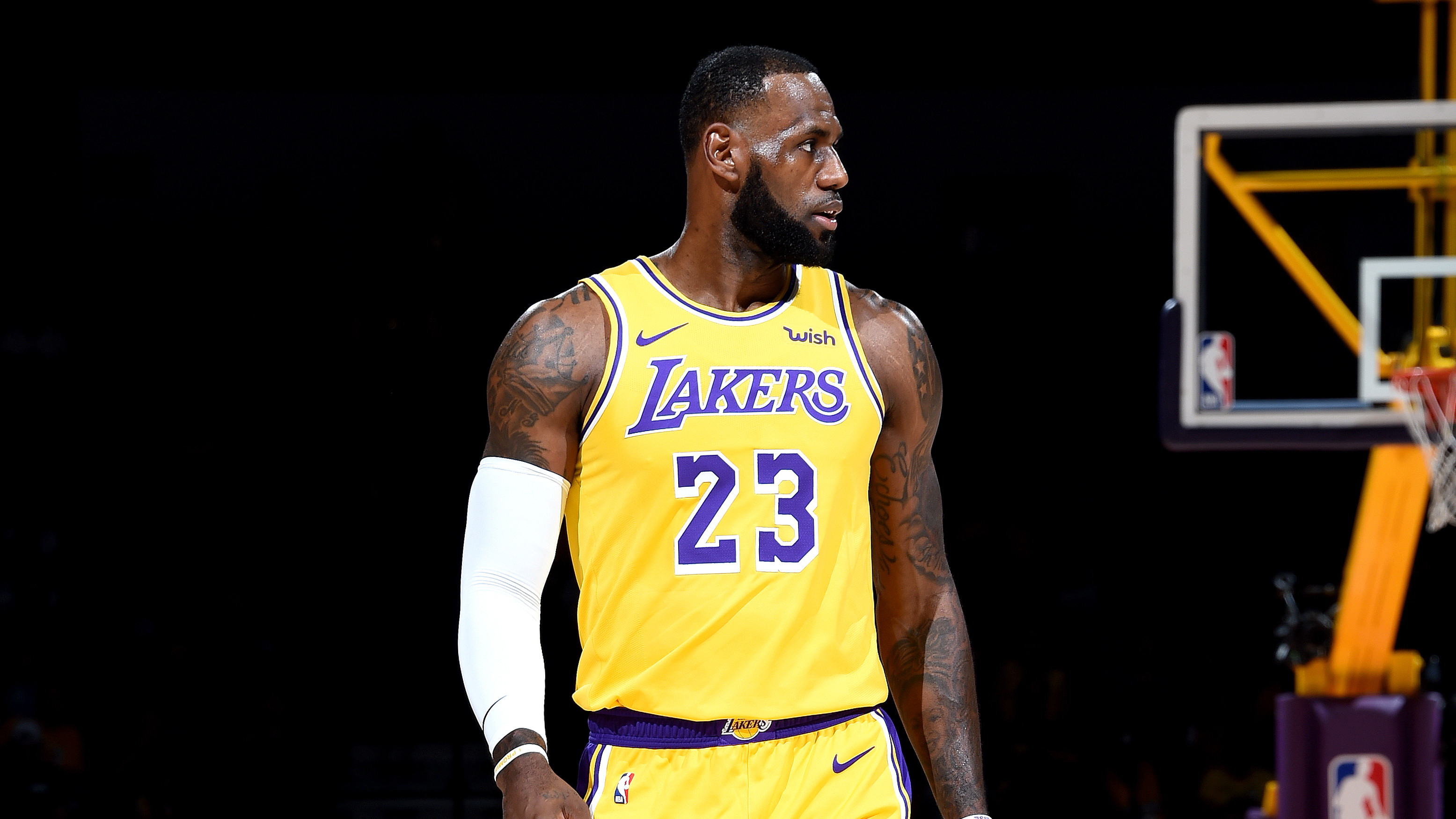 nike lakers lebron james