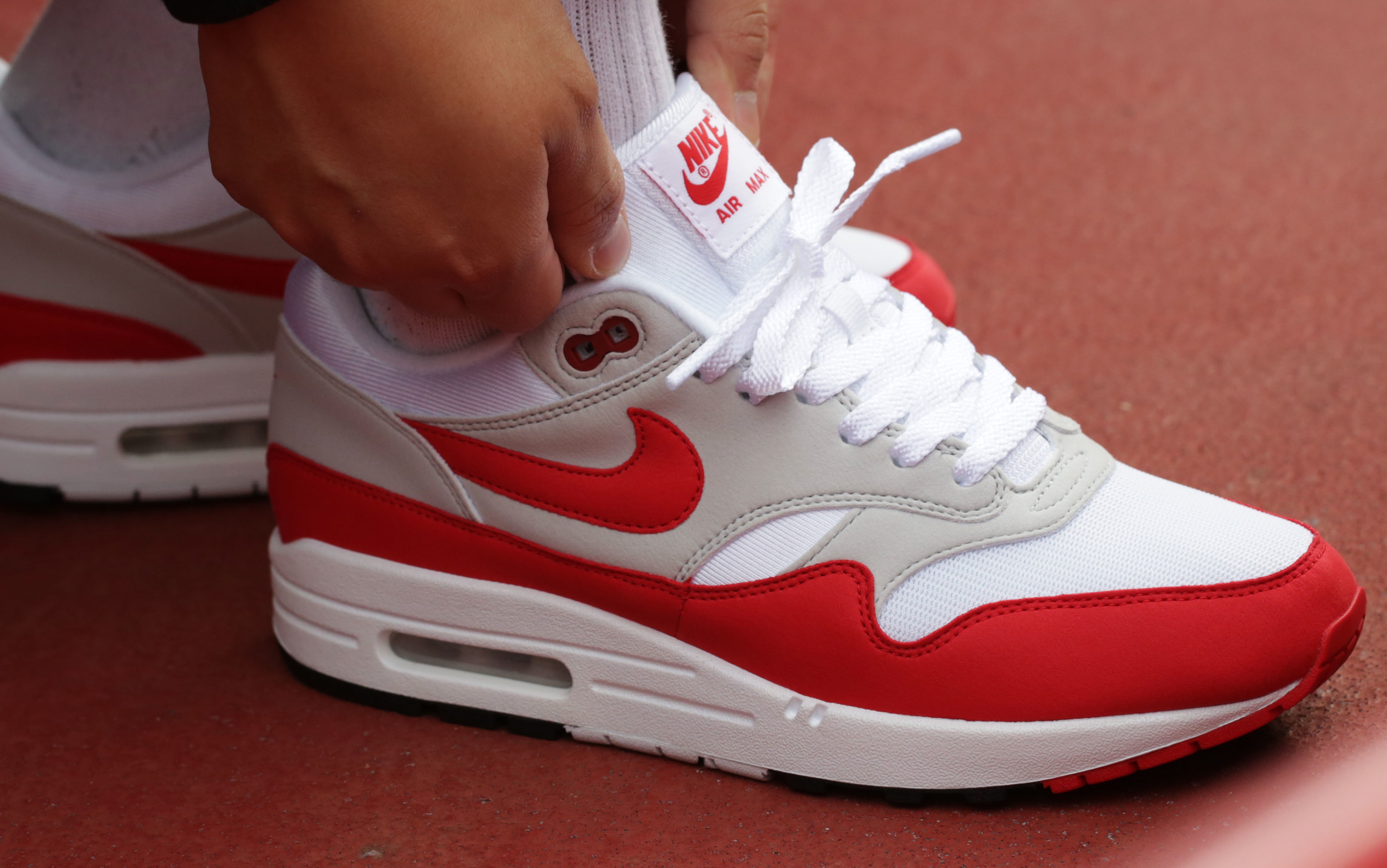 all red nike air max 1