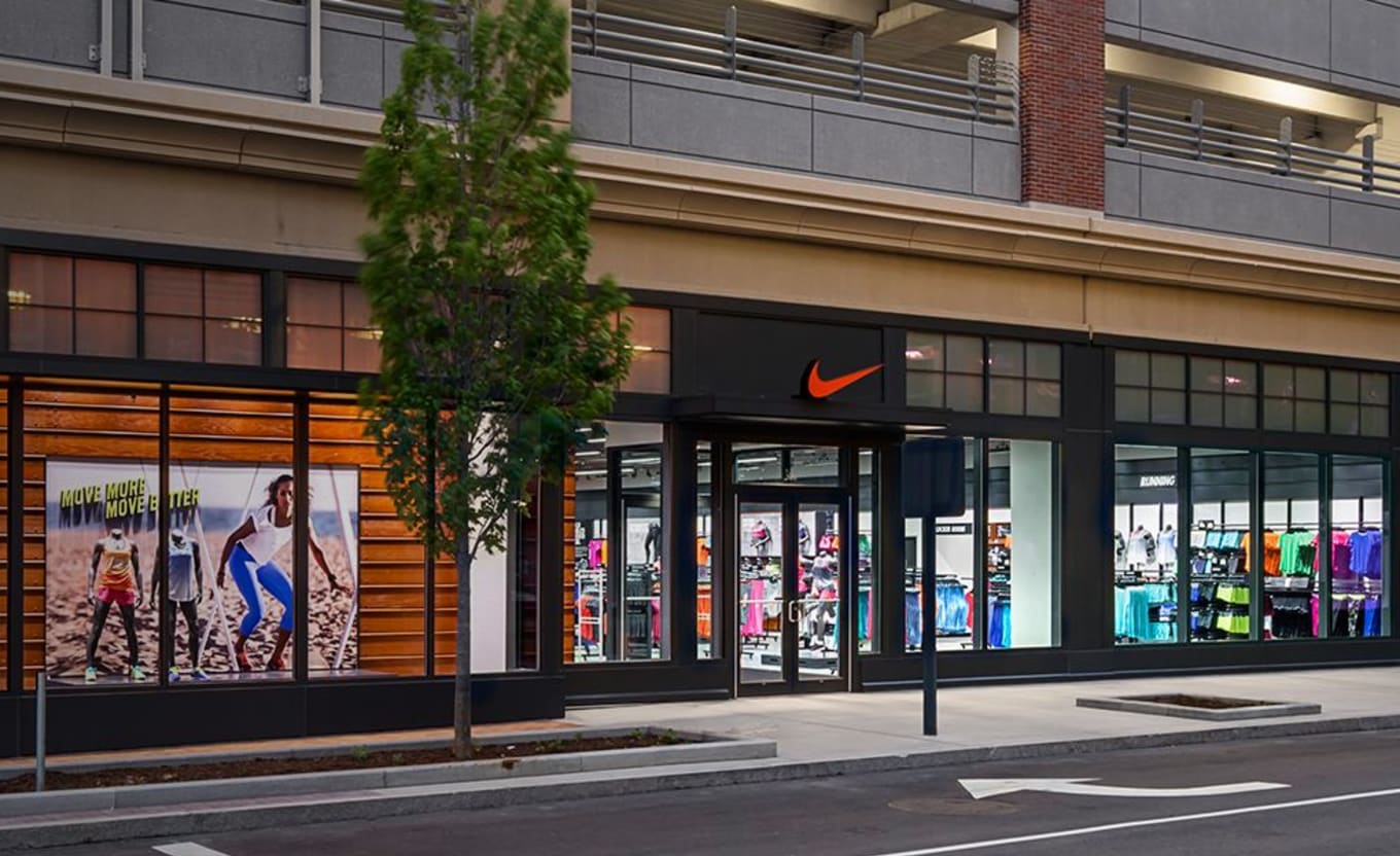 flotante harina Fotoeléctrico Man Steals 800 Pairs of Sneakers from Nike Outlet Store in Portland | Sole  Collector