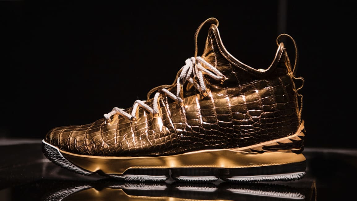 La Streetball Tebak Berapa Harga Sepatu Lebron James Ini