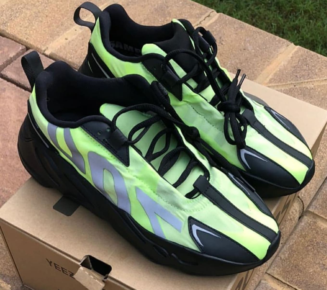 adidas yeezy boost 700 green