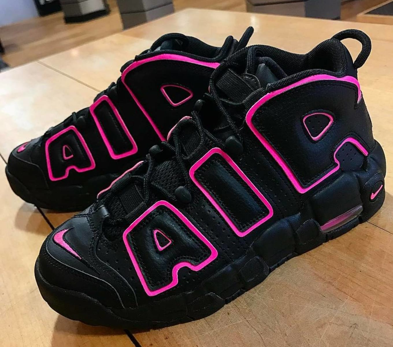 black and pink nike air