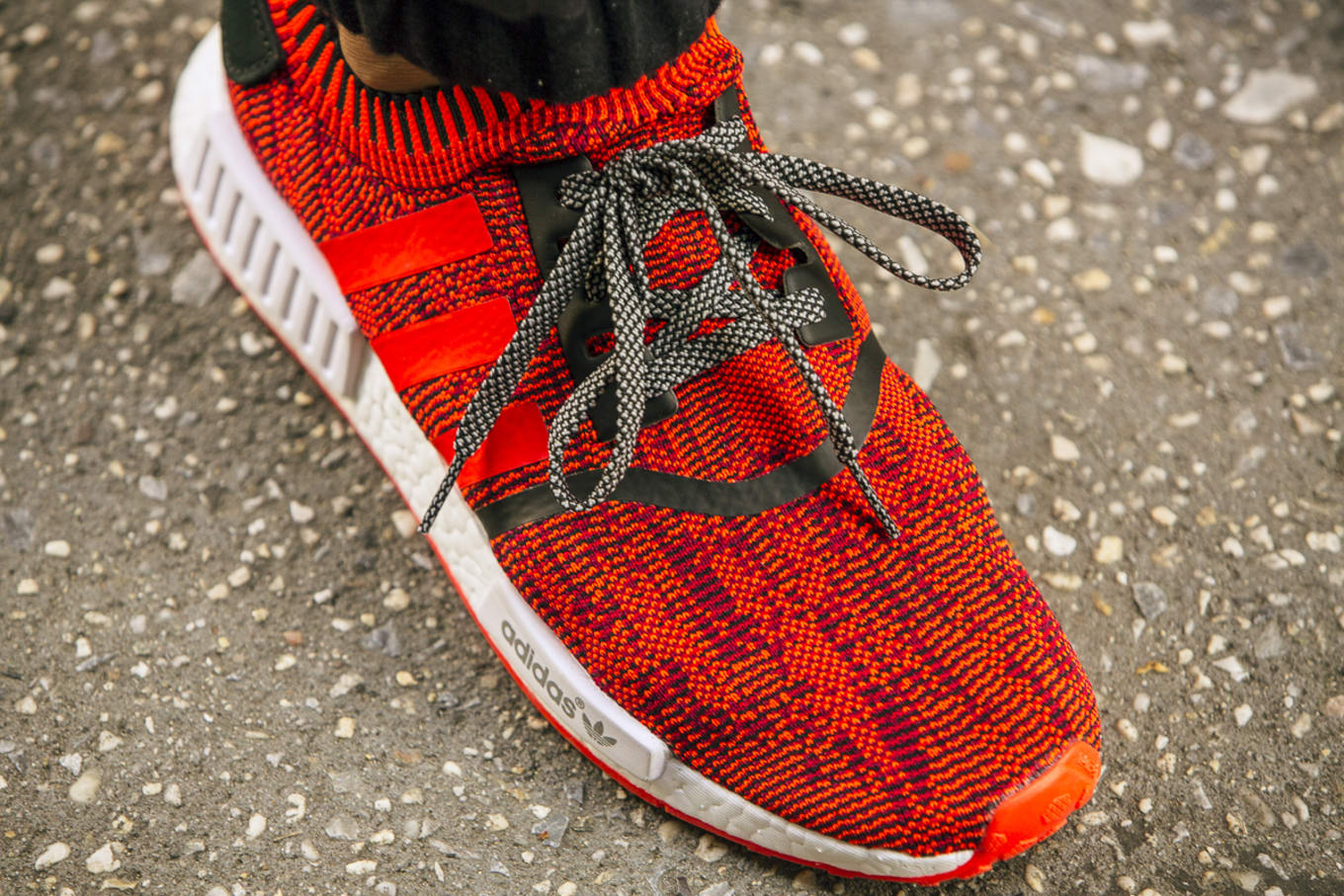 adidas nmd r1 red apple