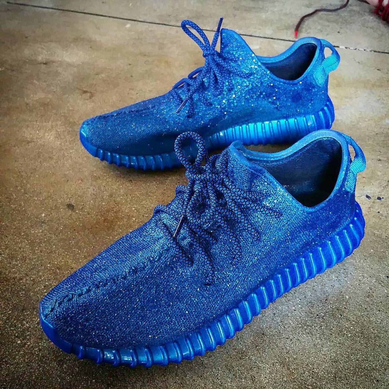 Изи буст би изи. Adidas Yeezy Boost. Адидас 350 Yeezy. Адидас ИЗИ буст. Adidas Yeezy Boost 350 Custom.