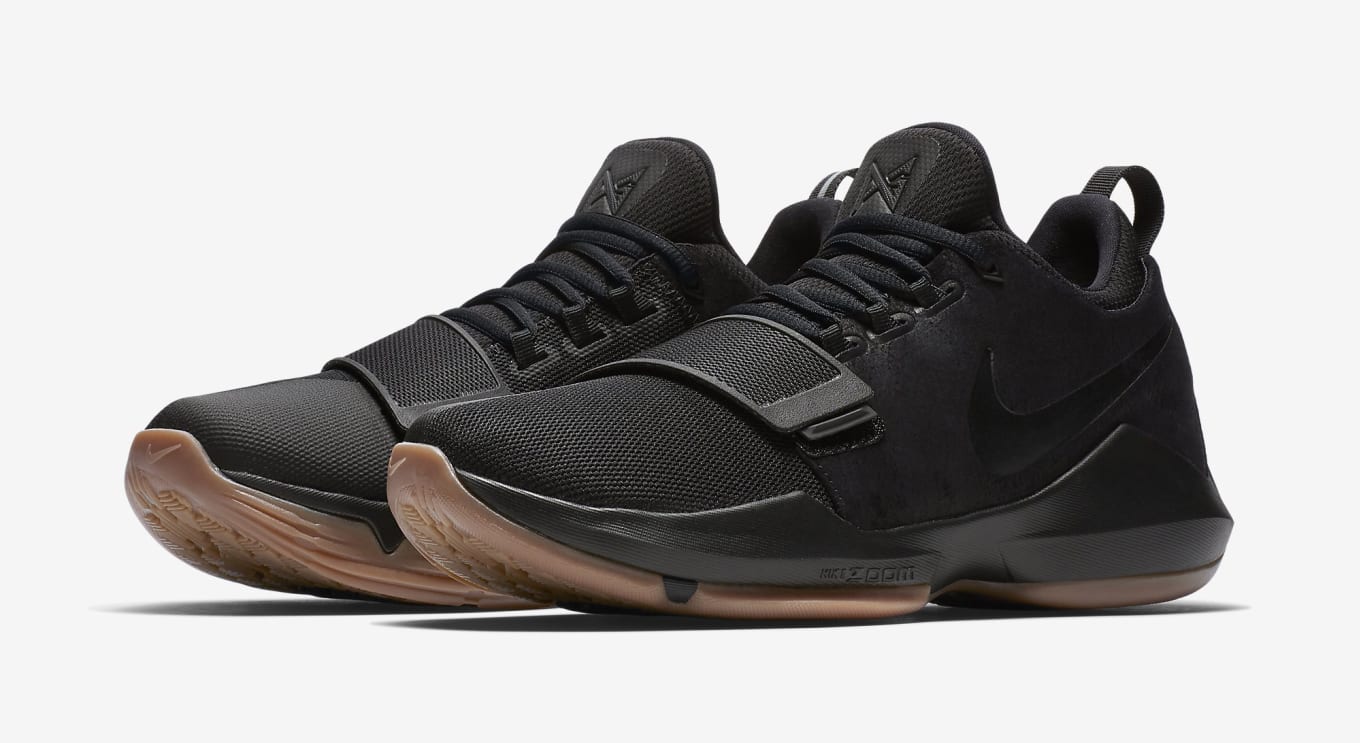 black nike shoes with gum bottoms