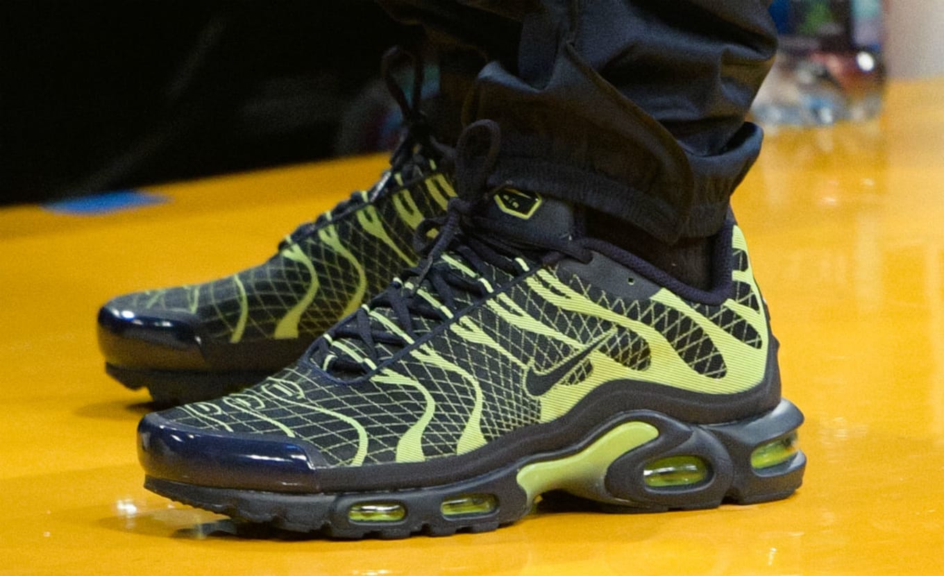 drake nike air max plus