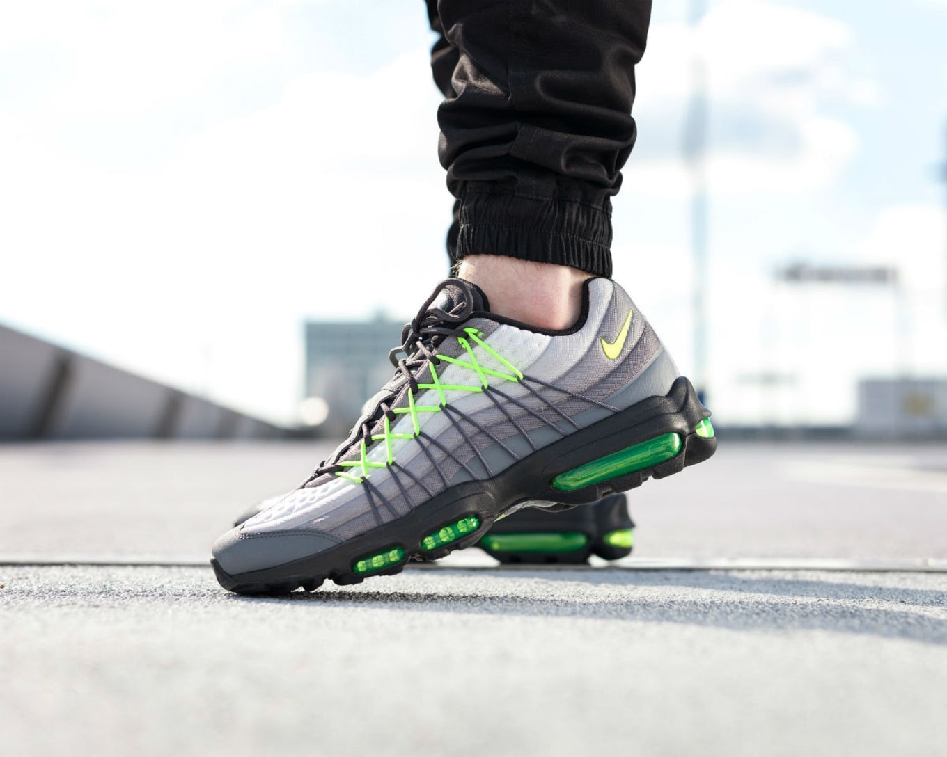Nike air max 95 se on feet