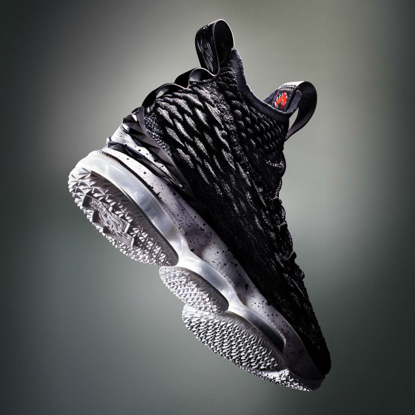 lebron 15 sole