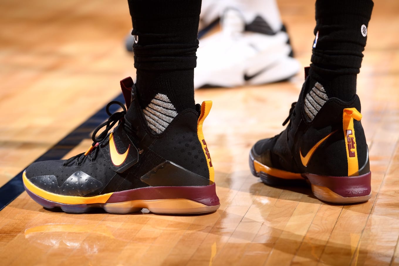 Lebron 14 cavs clearance