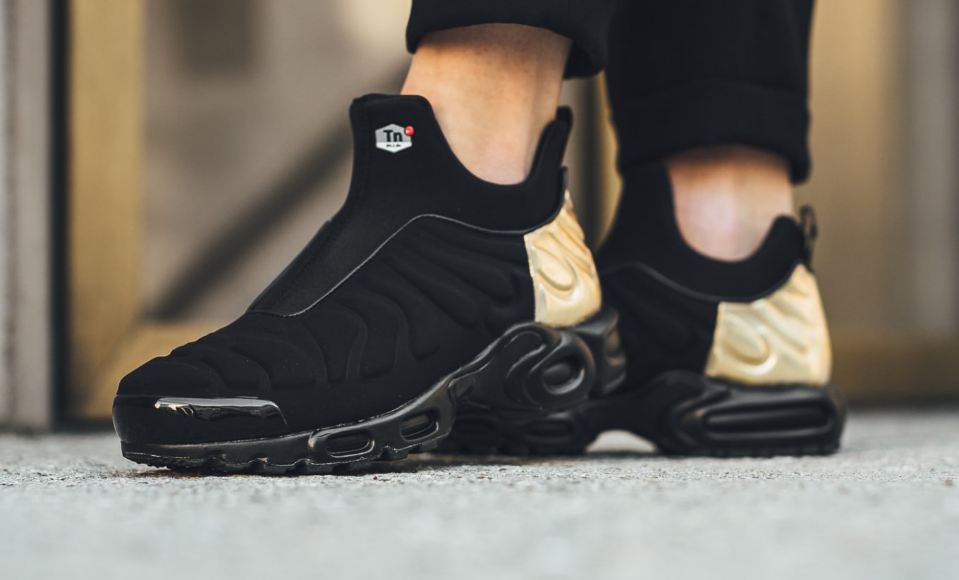 nike tn black metallic gold