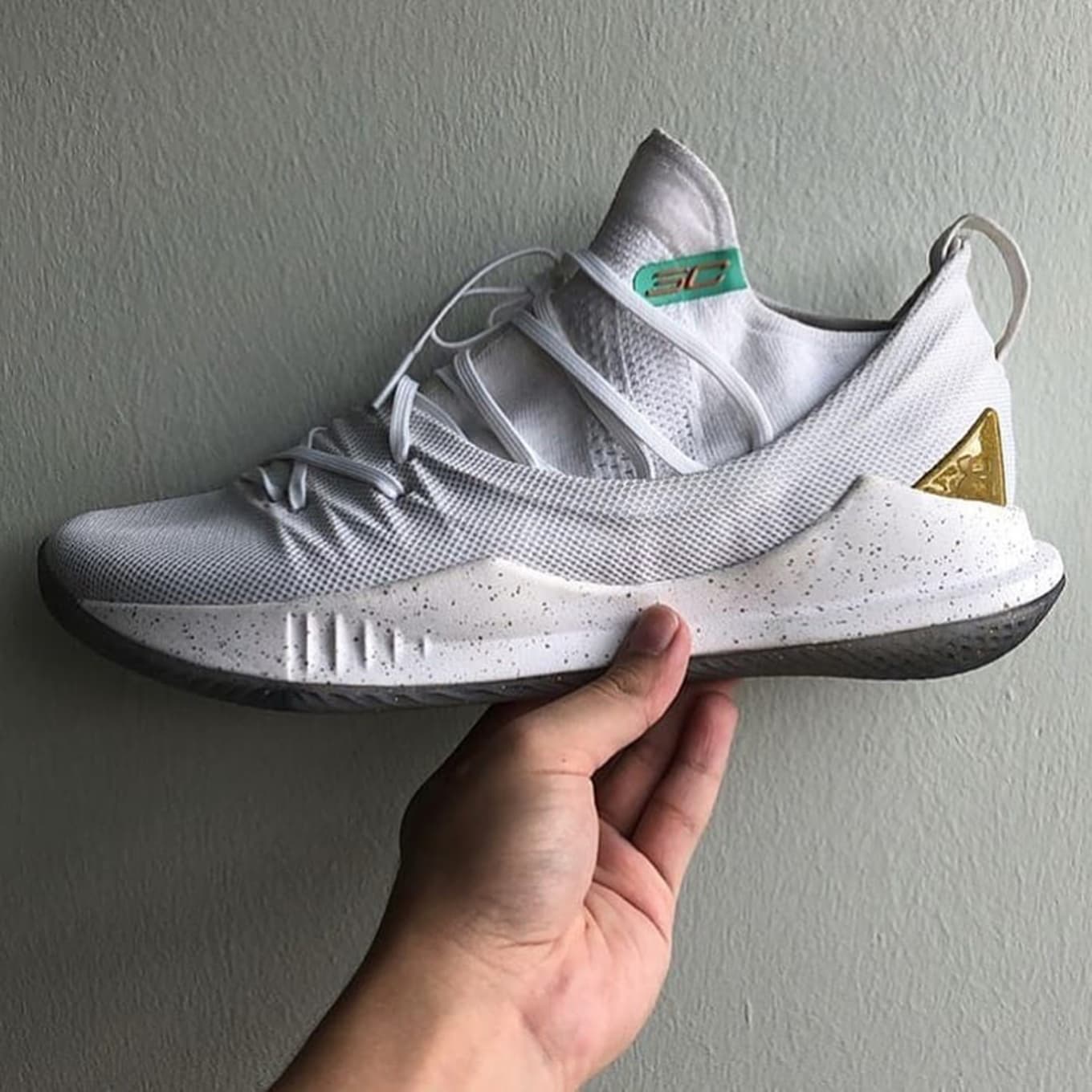 curry 5 white and gold