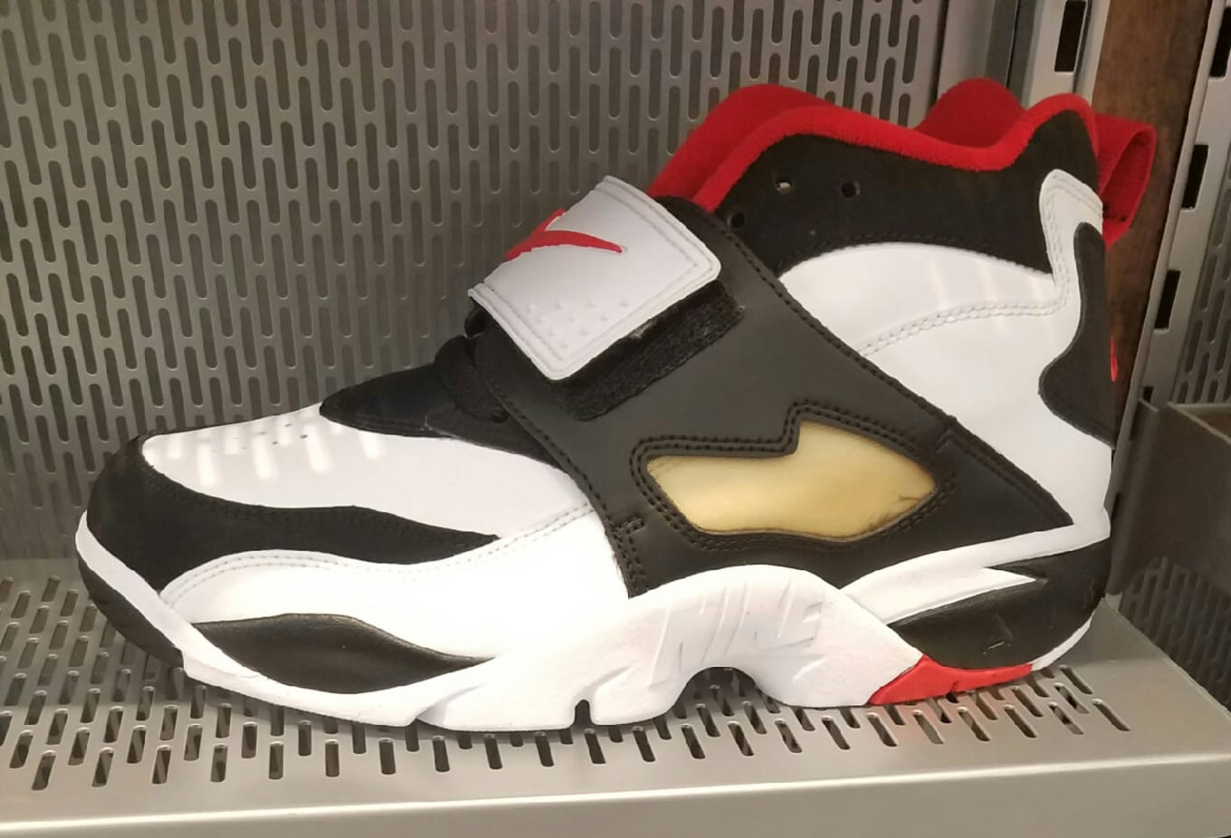 boss velocity trainers