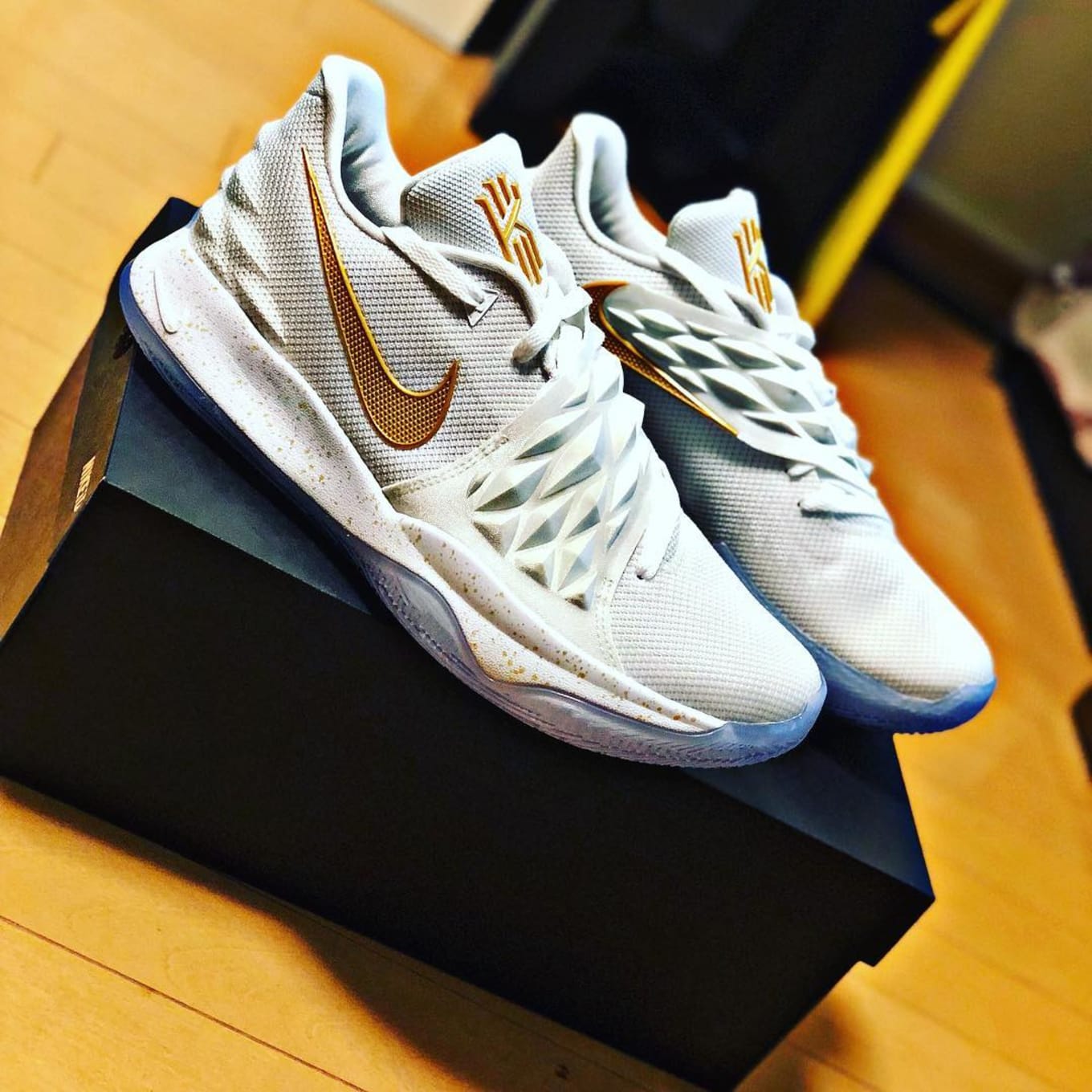 Kyrie low id white and gold top