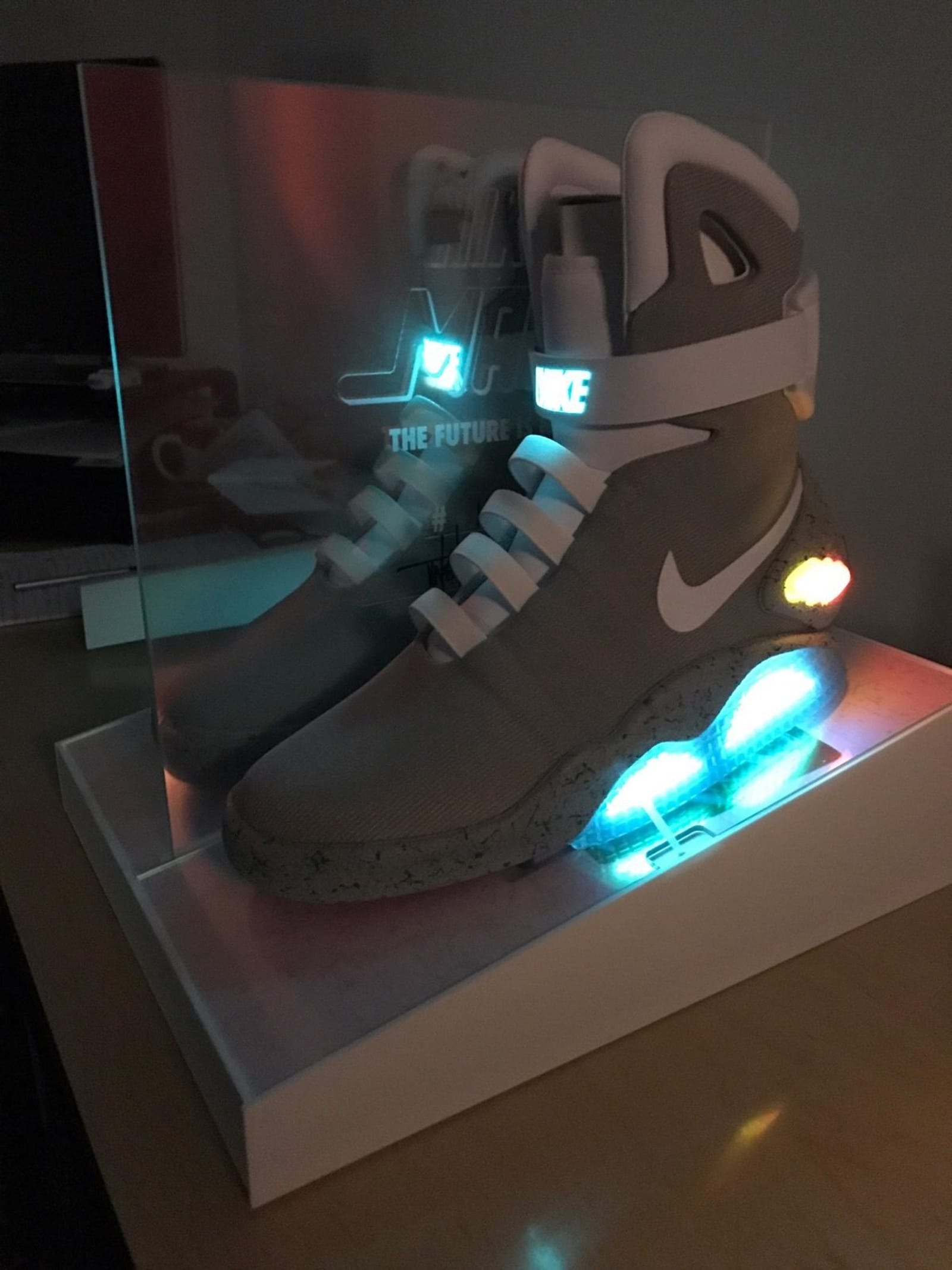 nike mag self lacing shoes price