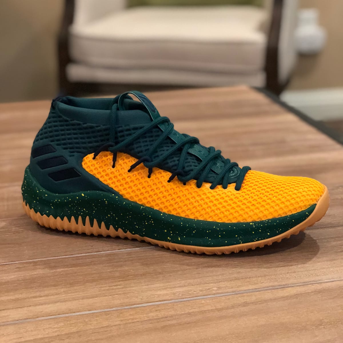 dame 4 yellow