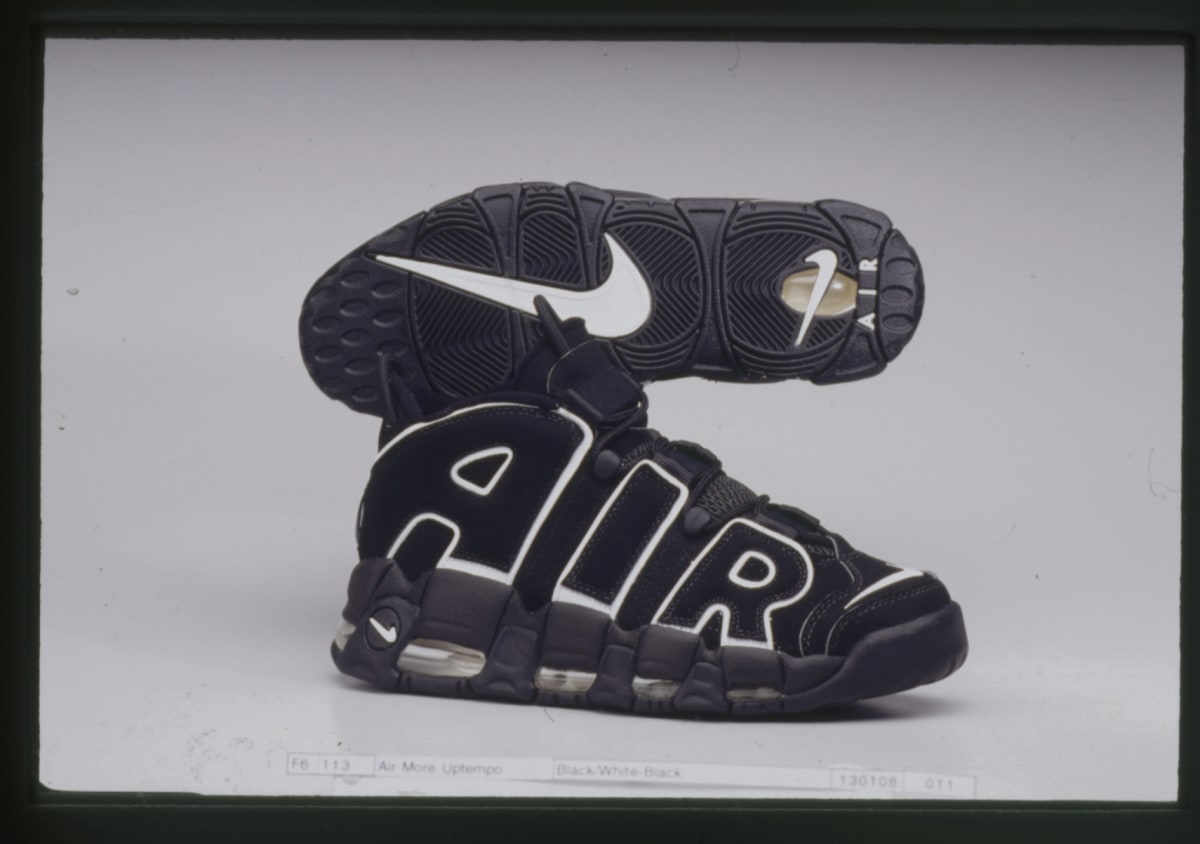 nike shoes that say nike on the top