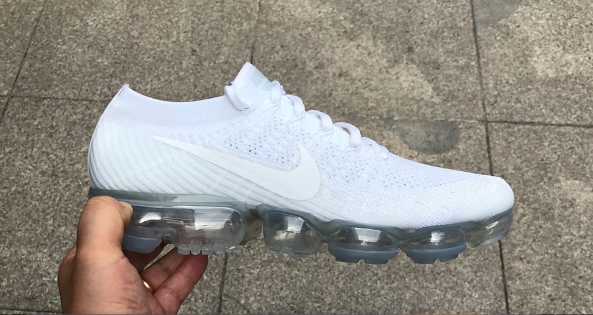 white vapor max trainers