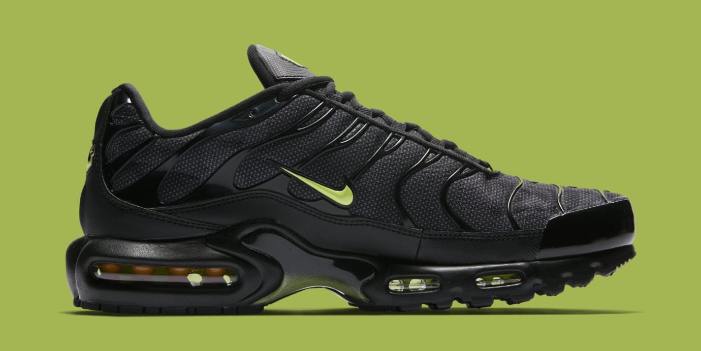 nike air max plus black volt