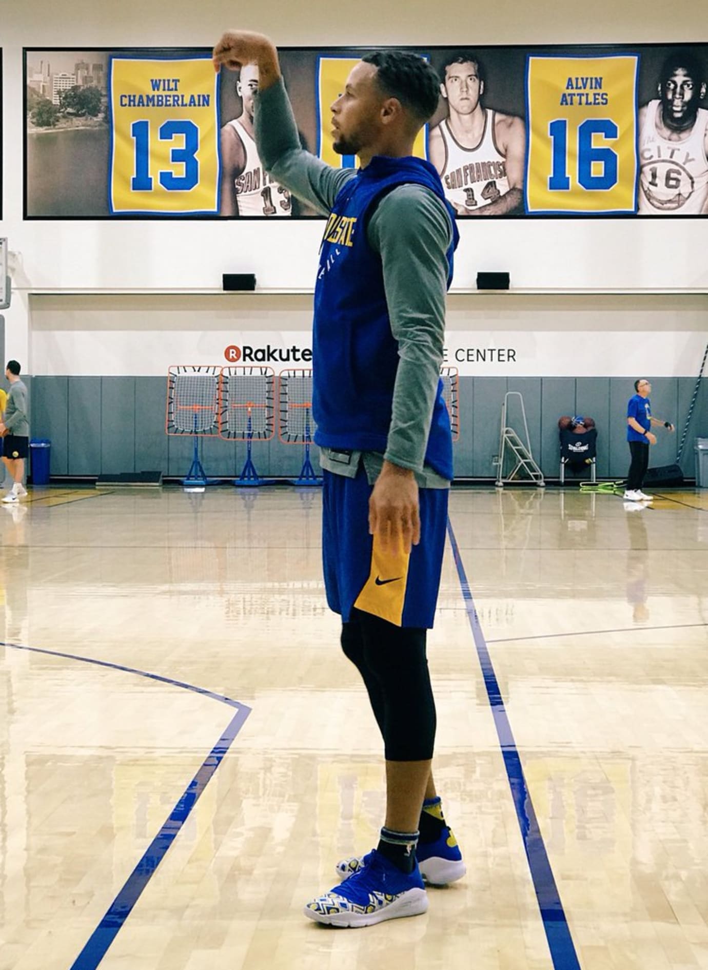 curry 4 low on feet