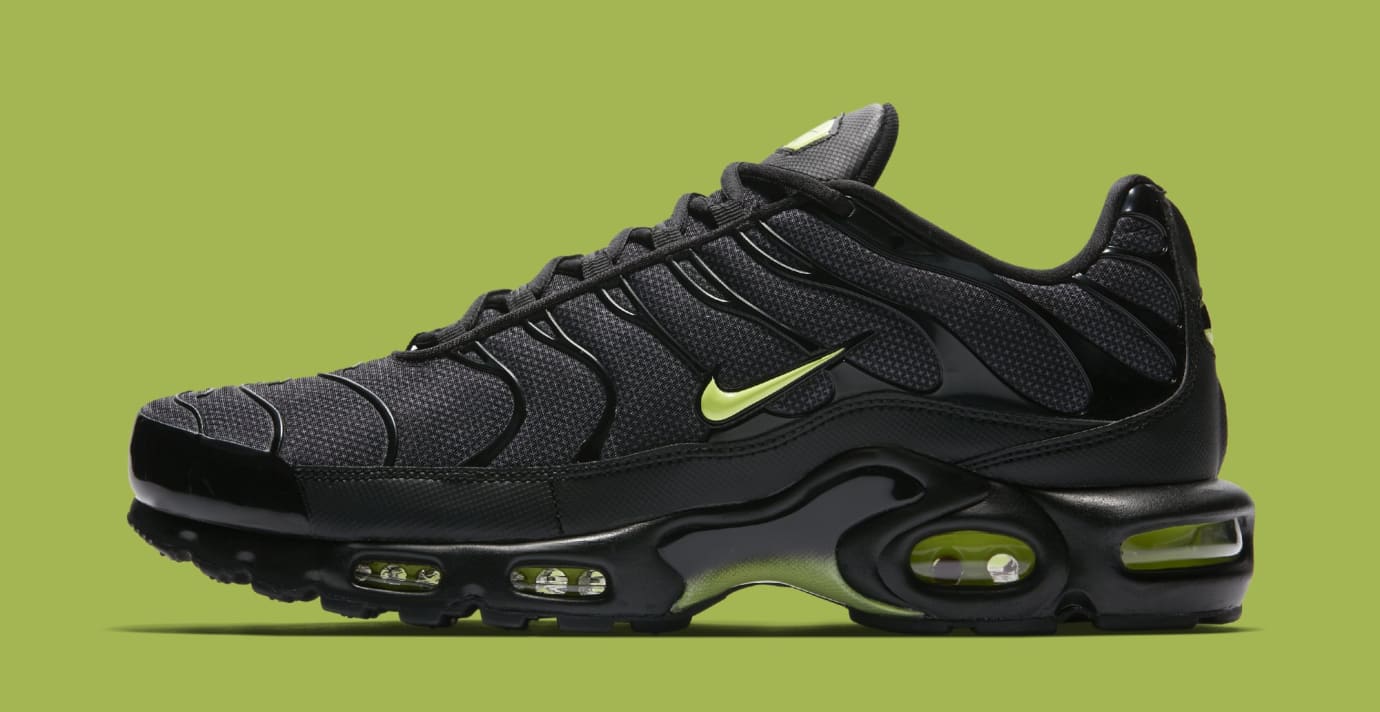 Nike Air Max Plus Black Volt Glow Wolf Grey Aj2013 001 Dark Stucco Total Orange Aj2013 003 Release Date Sole Collector